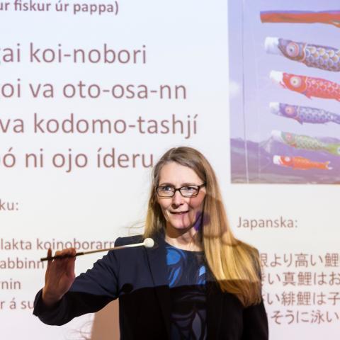 Kennari fyrir framan glærusýningu að útskýra og sýna viðfangsefni